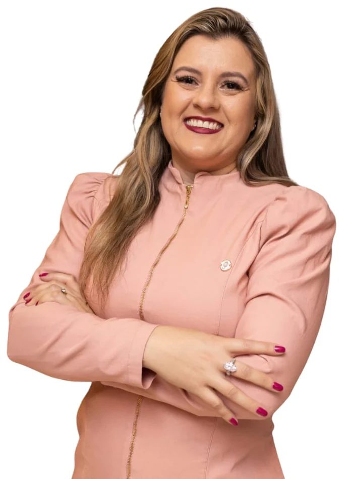 Mariana Iurk, fundadora do Bis & Avós, de braços cruzados e sorrindo